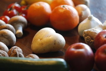 Herzförmige Kartoffel mit frischem Obst und Gemüse