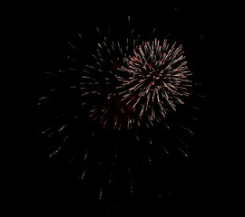 Feuerwerk vor dunklen Nachthimmel - Silvester - Jahresbeginn - guten Rutsch ins neue Jahr