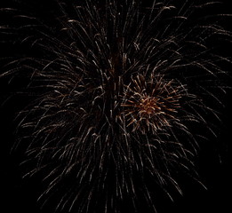 Feuerwerk vor dunklen Nachthimmel - Silvester - Jahresbeginn - guten Rutsch ins neue Jahr