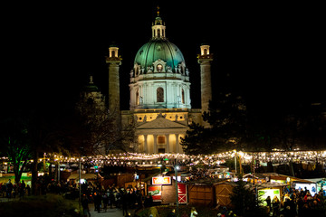 Fototapeta na wymiar Karlskirche bei Nacht zur Weihnachtszeit mit Christkindlmarkt
