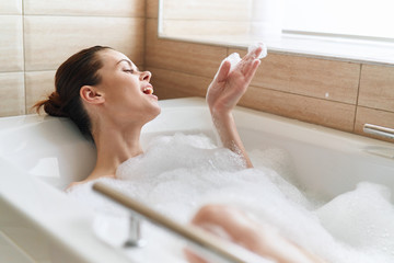 Naklejka premium woman relaxing in bath