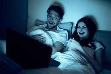 Naklejka premium couple sitting on sofa watching tv