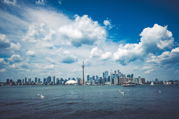 Obraz premium A high-contrast view of the Toronto skyline with a dramatic sky covered in clouds, Toronto, Ontario, Canada