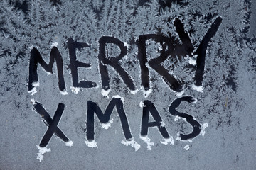 Weihnachtshintergrund Merry Christmas auf Fenster mit Handlettering, Holz, weißer Schnee,...
