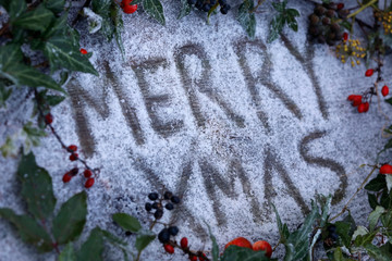 Weihnachtshintergrund Merry Christmas mit Handlettering, Holz, weißer Schnee, feierliche...