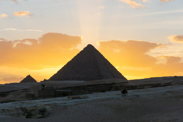Obraz na płótnie Canvas The Sun is going down behind the Pyramid of Menkaure