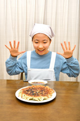 餃子を食べる女の子