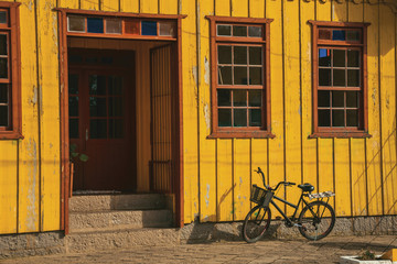 Fototapeta na wymiar Old house and bike in a street of Cambara do Sul
