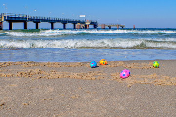 Ostereier am Strand, Nordstrand Göhren, Rügen