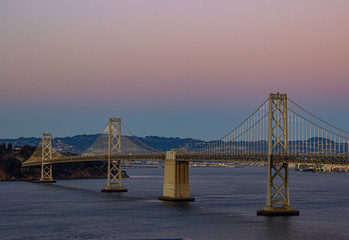 Obraz premium San Francisco bay bridge at dusk