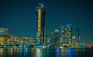 Fototapeta na wymiar 114/5000 night city skyline factories tower skyscraper downtown miami florida usa sky panorama blue sea architecture