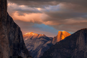 Naklejka premium Yosemite National Park Half Dome at Dusk