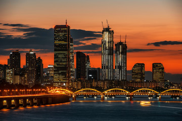 Seoul skyline sunset, Building 63 in Seoul and city skyline in Seoul, South Korea
