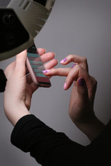 Руки со смартфоном