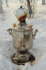 Самовар на снегу