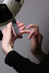 Женские руки с телефоном