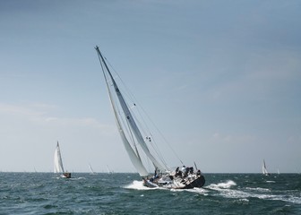 Obraz premium Yacht sailing on the sea