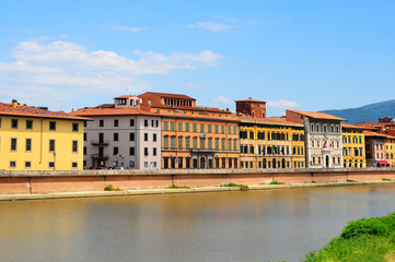 Fototapeta na wymiar Embankment in the city of Pisa