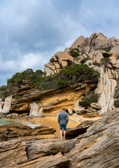 Strandabschnitt zwischen den Felsen von Capo Testa auf Sardinien