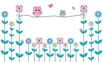 Búhos en cuerda y flores.