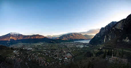 Riva del Garda e Arco -Vista panoramica dall'alto al tramonto sulle montagne