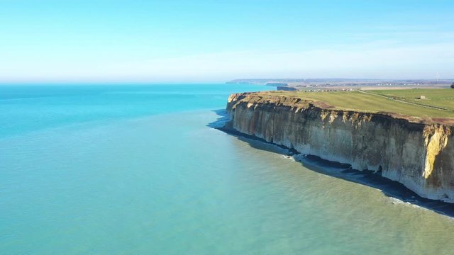 Les falaises de Normandie et la mer turquoise lors d'une belle journ&eacute;e ensoleill&eacute;e en France
