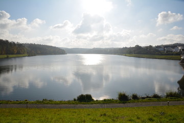 Sonne über der Talsperre