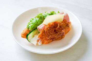 sandwich croissant ham cheese