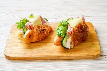 sandwich croissant ham cheese