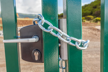 Portail haute sécurité, fermeture avec serrure, chaîne et cadenas 
