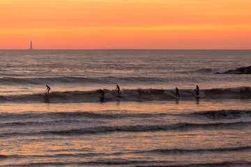 ligne de surfeur au coucher de soleil sur la plage de pontaillac 