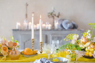 Table de mariage intimiste dressée pour recevoir les mariés et leurs invités