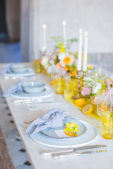 Table de mariage intimiste dressée pour recevoir les mariés et leurs invités