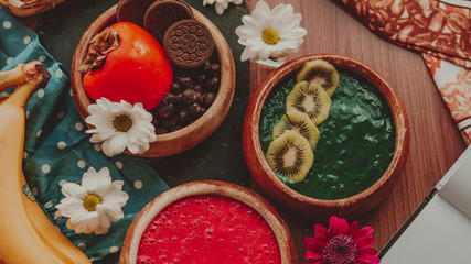 smoothies bowl with berry and spirulina