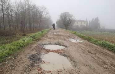 Obraz premium Vecchio uomo solo nella nebbia