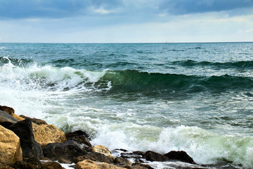 Fototapeta na wymiar A wave is approaching the coast to hit it