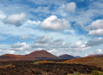 Fototapeta na wymiar Vulkankraten in der Landschaft auf Lanazarote