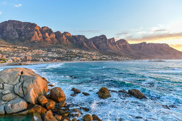 Camps Bay ist einer der berühmtesten Touristenorte in Kapstadt, Südafrika
