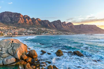 Fotobehang Camps Bay Beach, Kaapstad, Zuid-Afrika Camps Bay is een van de meest bekende toeristische plekken in Kaapstad, Zuid-Afrika
