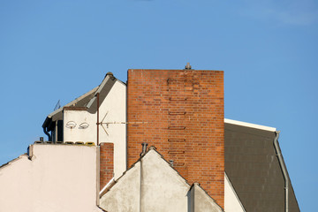 Fototapeta na wymiar Hausmauer mit Schornstein aus Backstein, Bremen, Deutschland, Europa