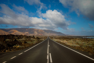 Naklejka premium Black road in volcanic land