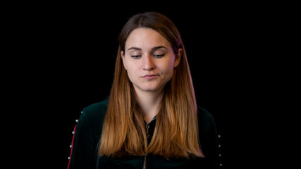 junge Frau ist alles gleichgültig und egal und emotionslos