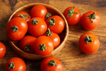 たくさんのミニトマトと木製皿