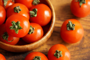 たくさんのプチトマトと木製皿