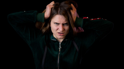 junge Frau ist schockiert und zieht sich an den Haaren