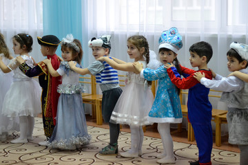Obraz premium Pupils of the middle group at the new year's holiday in kindergarden 