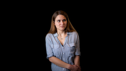 unsichere junge Frau schämt sich