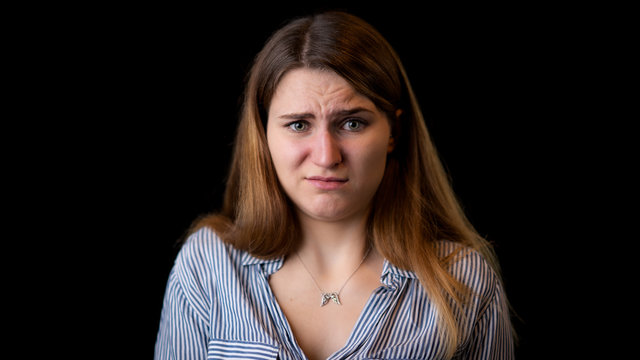 junge Frau empfindet leichten Ekel