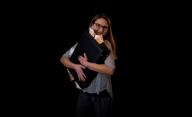 Junge Frau mit Koffer voll Geld