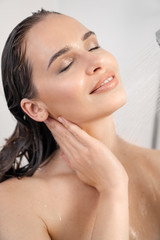 Naklejka premium Brunette female model in shower.